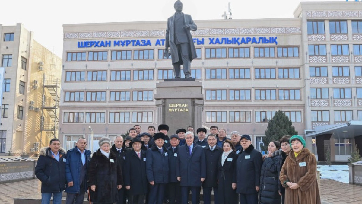 Президент возложил цветы к памятнику писателю Шерхану Муртазе