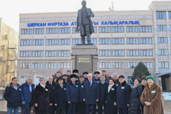 Фотография к новости: Президент возложил цветы к памятнику писателю Шерхану Муртазе