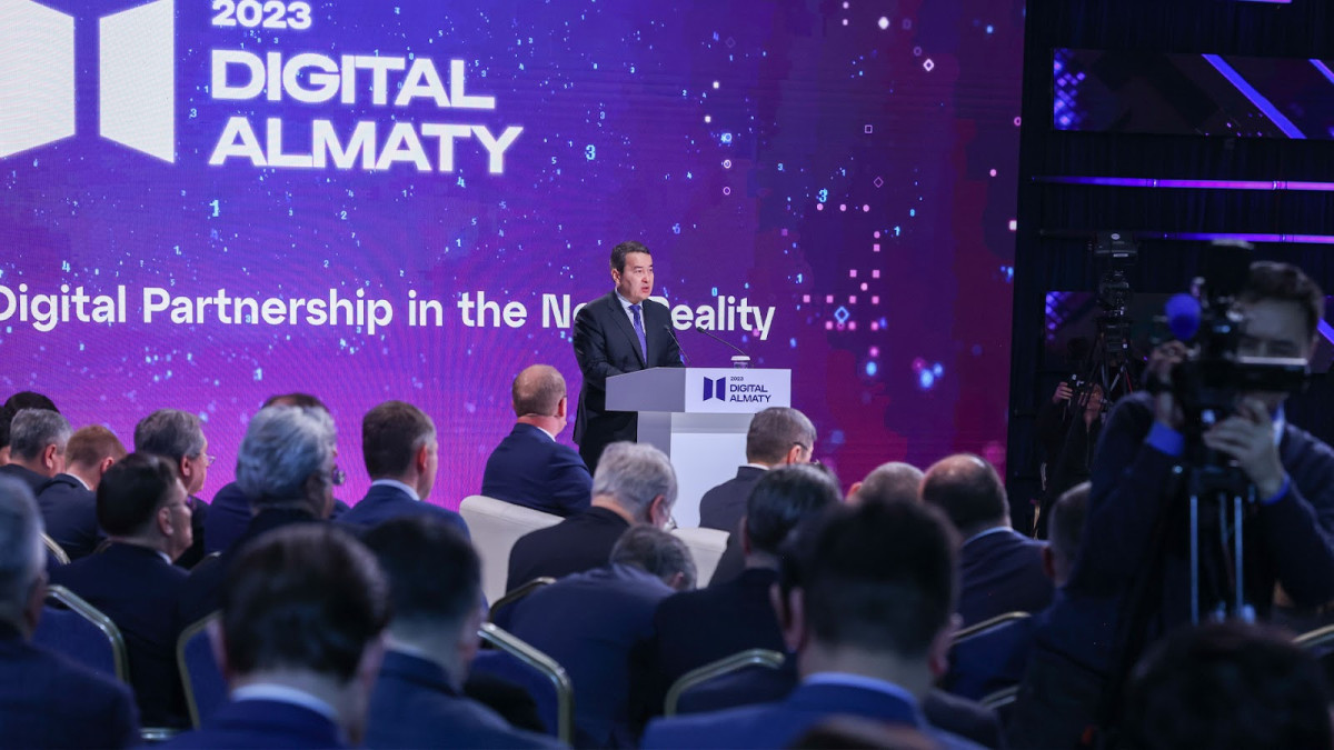 Переходить на электронные транспортные документы в рамках ЕАЭС призвал Алихан Смаилов