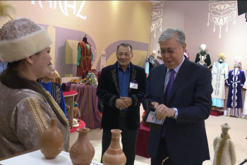 Фотография к новости: "Чтобы у вас торговля пошла". Токаев купил вазу у ремесленницы в Таразе