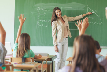 Отмечать День учителя в другую дату хотят в Казахстане