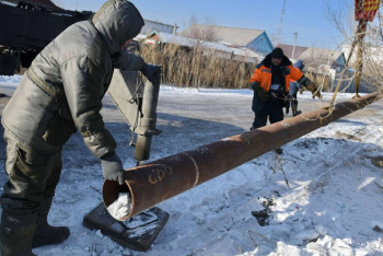 В Экибастузе продолжают устранять повреждения на теплосетях