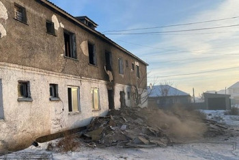 Семьям погорельцев помогли восстановить квартиры в Караоткеле