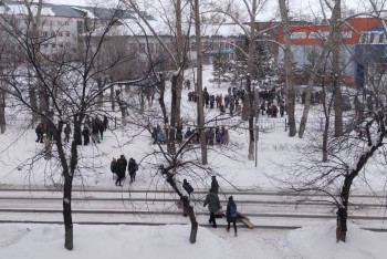 Фотография к новости: В Усть-Каменогорске школьников эвакуировали из-за сообщения об угрозе теракта