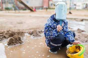 Фотография к новости: Посмотрите, где играют дети, неужели теперь это норма? - Смаилов о качестве строительства жилья