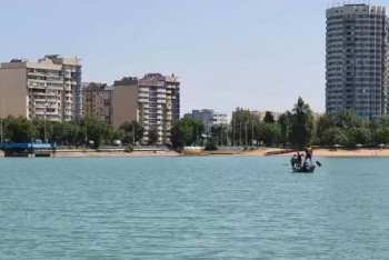 Фотография к новости: Озеро Сайран начали чистить от мусора в Алматы