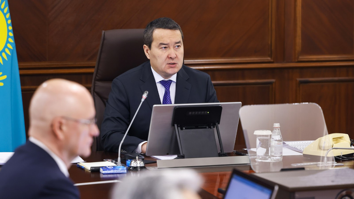 "Работа не проводится" - Смаилов снова раскритиковал акимов за рост цен на продукты