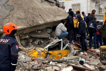 Фотография к новости: Двое казахстанцев остаются под завалами в Турции