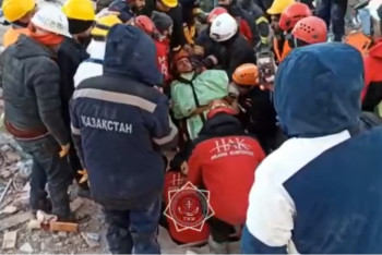 Фотография к новости: Казахстанские спасатели достали троих выживших из-под завалов в Турции