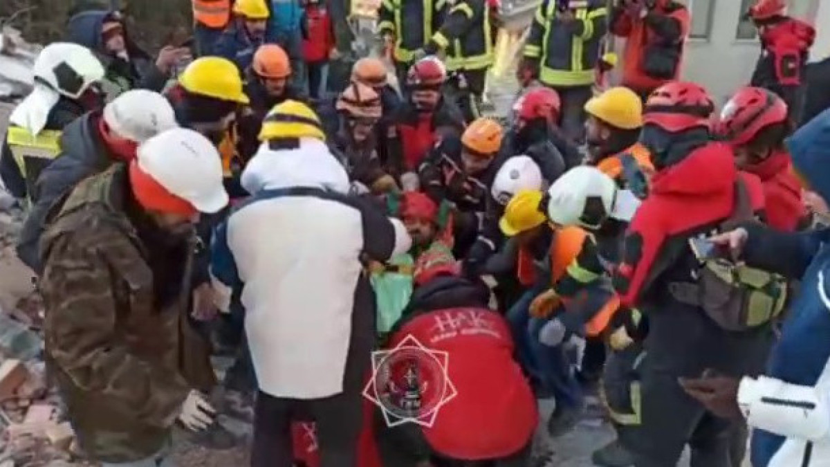 Казахстанские спасатели показали, как помогают искать под завалами людей в Турции