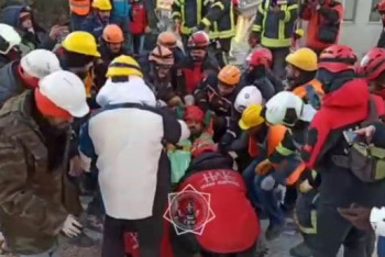 Фотография к новости: Казахстанские спасатели показали, как помогают искать под завалами людей в Турции