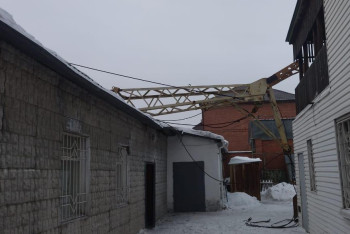 Строительный кран рухнул на оптовый магазин в Павлодаре