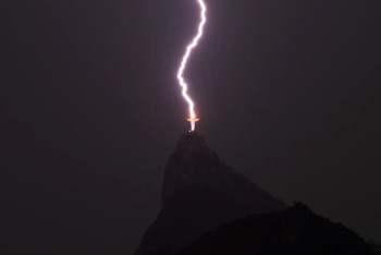 Фотография к новости: Уникальные кадры: молния ударила в статую Христа в Бразилии