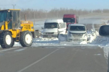 Фотография к новости: На юге Казахстана автомобилисты 11 часов провели в снежном плену