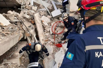 Фотография к новости: Казахстанские спасатели нашли живыми семь человек под завалами в Турции