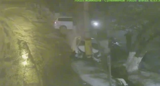 В Таразе пьяные работники автомойки угнали машину и врезались в бетонную колонну