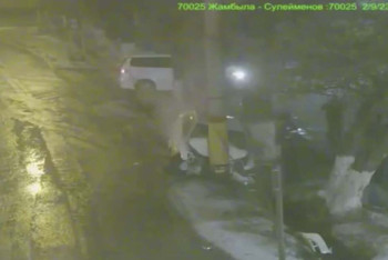 Фотография к новости: В Таразе пьяные работники автомойки угнали машину и врезались в бетонную колонну