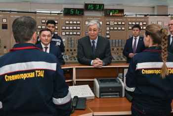 Фотография к новости: Токаев посетил ТЭЦ в Степногорске и узнал об изношенности оборудования от энергетиков