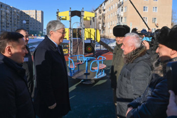 Фотография к новости: Токаев расспросил жителей Степногорска о волнующих их проблемах