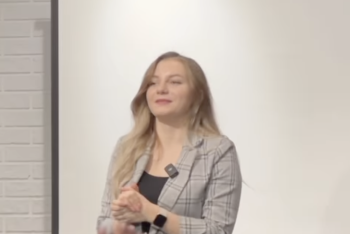 Алматинка немецкого происхождения бесплатно обучает казахскому языку