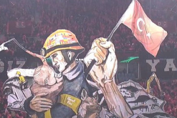 Фотография к новости: Турецкие фанаты поблагодарили спасателей Казахстана перед матчем Лиги Конференций