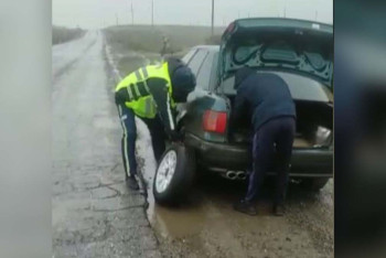 Фотография к новости: Заложникам непогоды на трассах помогают туркестанские полицейские