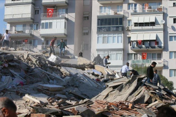 Фотография к новости: Выпавший из окна в момент землетрясения телефон помог спасти семью в Турции