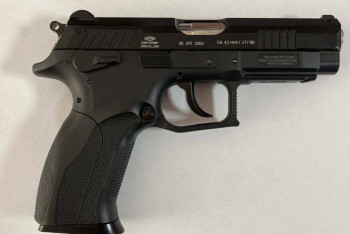 Фотография к новости: Похоже на пистолет: жителей Петропавловска напугал вооружённый мужчина