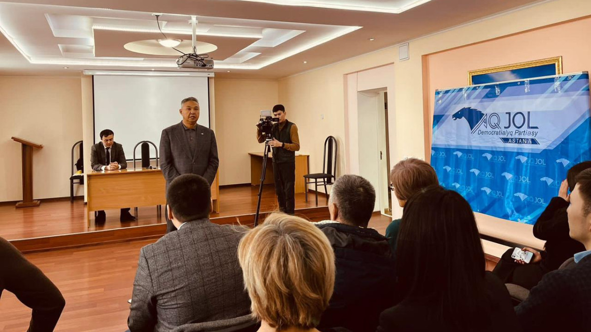 Азат Перуашев встретился с трудовым коллективом "Астана су арнасы"