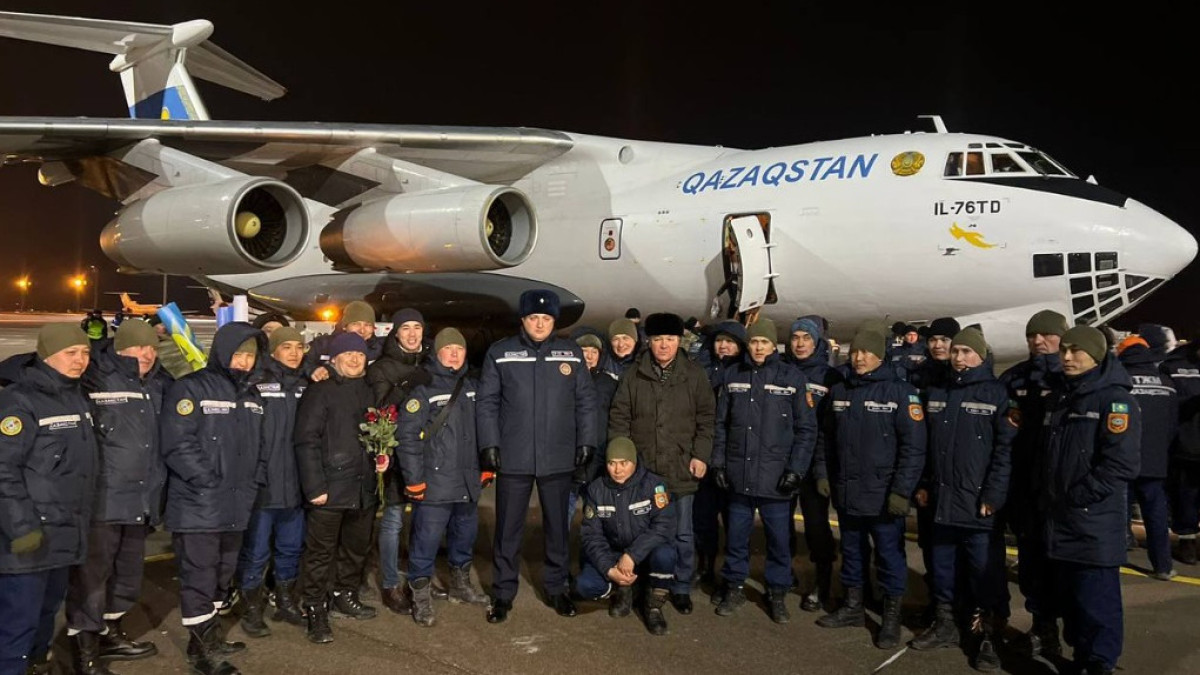 Второй эшелон казахстанских спасателей из Турции встретили в Астане