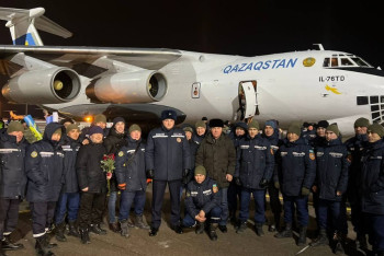 Фотография к новости: Второй эшелон казахстанских спасателей из Турции встретили в Астане