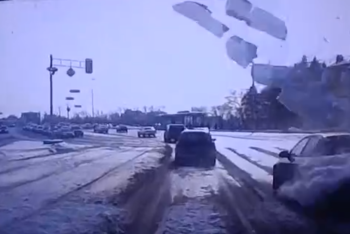 Фотография к новости: Упавший с надземки снег повредил автомобиль в Усть-Каменогорске