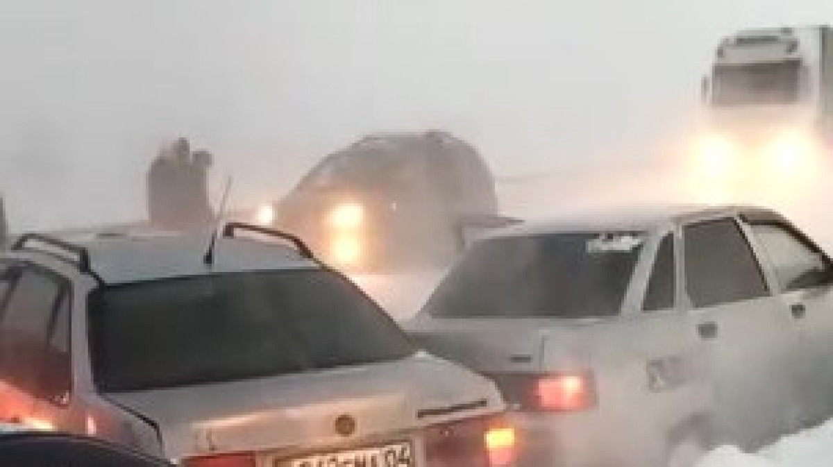 Сразу 11 машин столкнулись на трассе в Актюбинской области