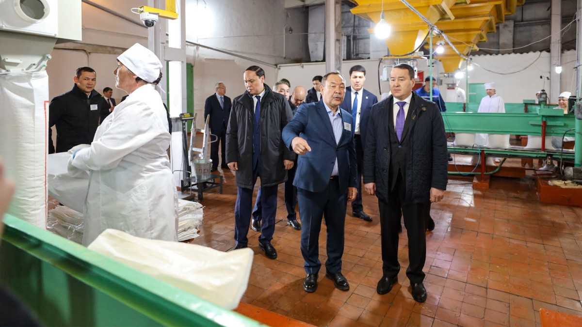 Довести выпуск сахара до 180 тысяч тонн к 2026 году поручил Смаилов