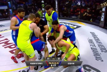 Фотография к новости: Серик Сапиев едва не подрался с борцом на турнире в Алматы