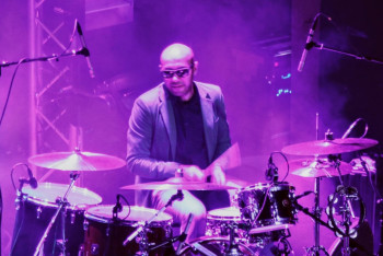 Фотография к новости: Из посудомойщика в рок-звёзды: Как костанаец покоряет сцены Нью-Йорка