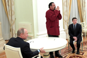 Фотография к новости: Путин наградил Стивена Сигала орденом Дружбы