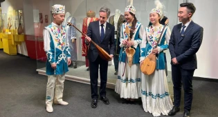 Блинкен посетил КазНУИ в Астане и рассказал, какой музыкой делится в своём Spotify