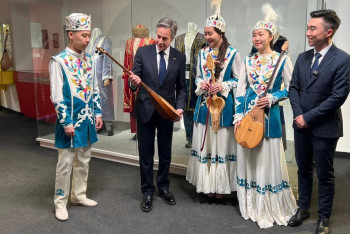 Фотография к новости: Блинкен посетил КазНУИ в Астане и рассказал, какой музыкой делится в своём Spotify