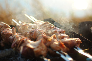 Фотография к новости: Мужчина пожарил шашлык на балконе жилого дома в Актау