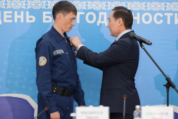 Награда герою: вернувшемуся из Турции казахстанскому спасателю вручили медаль