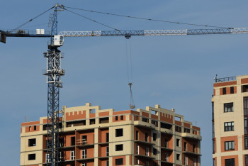 Фотография к новости: Четыре компании хотят засудить из-за построенного по госпрограмме дома в ВКО