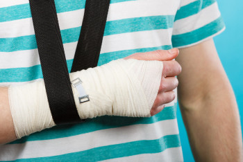 Фотография к новости: Ты меня уважаешь? В Таразе подростку сломали руку за то, что поздоровался только одной рукой