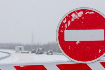 В нескольких областях Казахстана закрыли дороги из-за непогоды