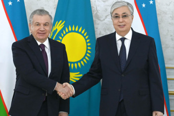 Фотография к новости: Токаев в неформальной обстановке встретился с президентом Узбекистана