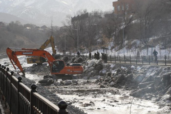 Фотография к новости: Более 600 кубометров мусора вывезли из рек и арыков во время учений в Алматы