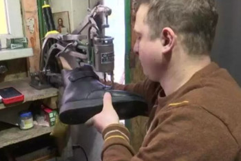 Фотография к новости: Бизнес "Непьющего сапожника" без ноги стал популярен в Темиртау