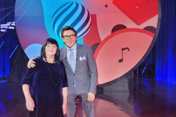 Фотография к новости: Пенсионерка из СКО съездила на программу к Андрею Малахову и подарила ему тюбетейку