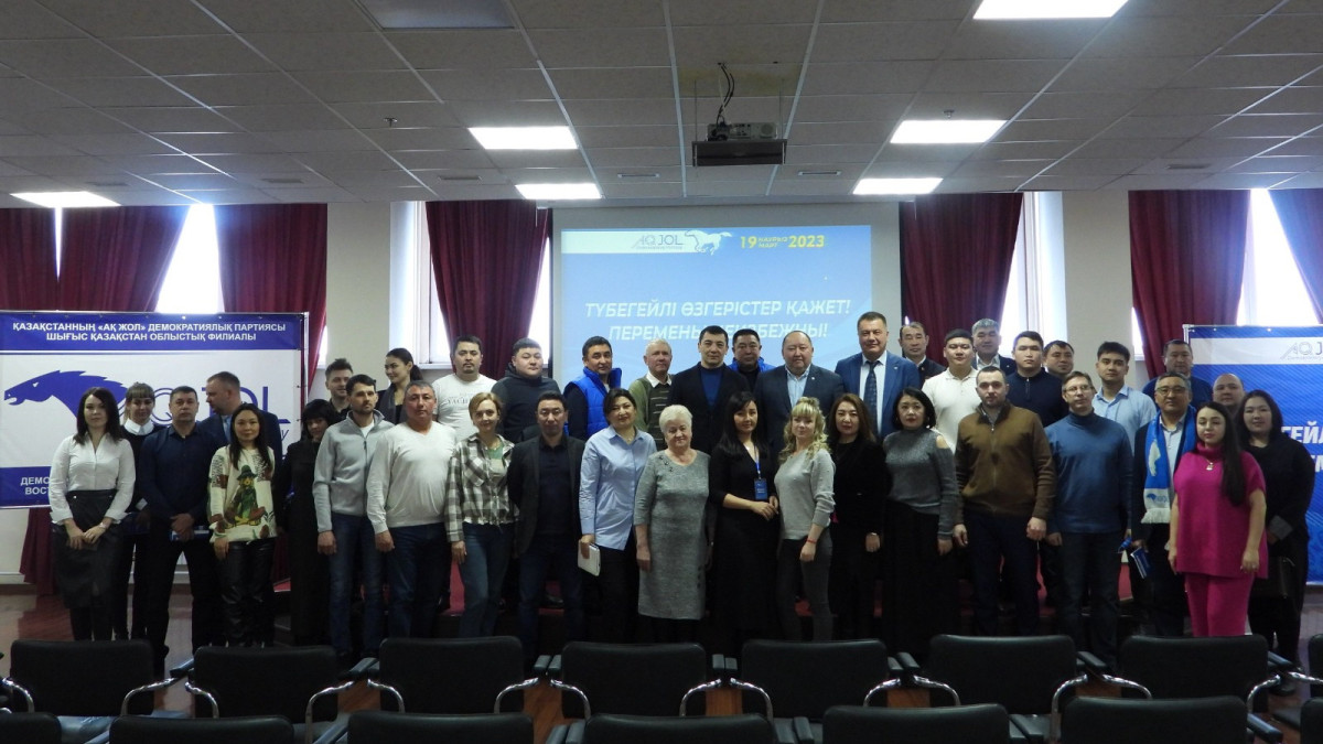 Члены партии "Ак жол" встретились с предпринимателями и молодёжью в ВКО