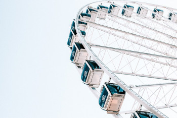 Фотография к новости: Мужчина забрался на колесо обозрения в Астане